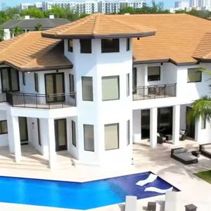 Comprada por Lionel Messi em 2023, a mansão é gigantesca e tem muitos atrativos, desde piscina até playground privativo