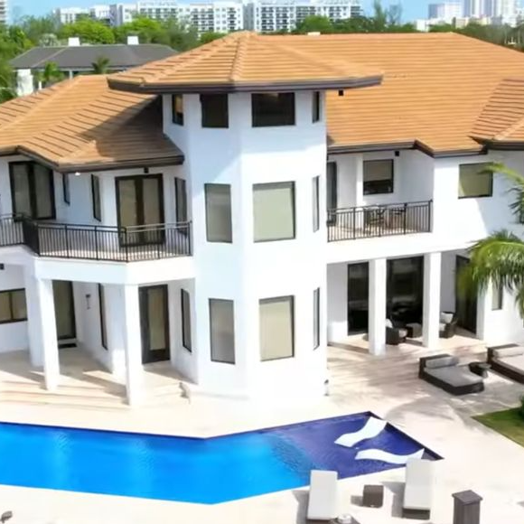 Comprada por Lionel Messi em 2023, a mansão é gigantesca e tem muitos atrativos, desde piscina até playground privativo