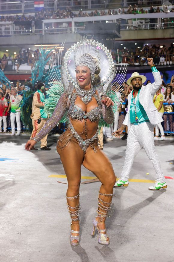 Antes de Virginia Fonseca, a atriz Paolla Oliveira era a rainha de bateria da Grande Rio.