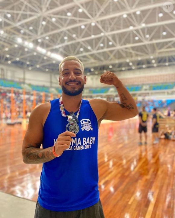 Finalista de 'Estrela da Casa' chama atenção não só pela voz, mas pelo corpo sarado!