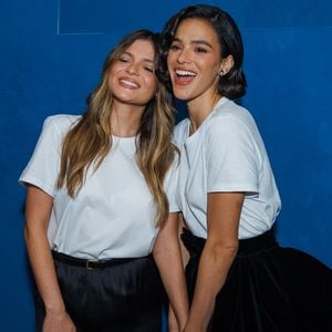 Bruna Marquezine e a irmã Luana Marquezine aparecem juntas no evento da Hering com produções em preto e branco e propostas fashion distintas