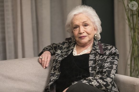 Segundo Nathalia Timberg, ninguém está completamente pronto, pois a vida é um processo contínuo de transformação. “Nós nunca sabemos quem somos, porque somos uma obra em construção permanente. Só não podemos transformar nossa vida fora de cena em um palco.