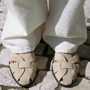 O marrom areia segue entre os tons mais sofisticados da temporada e esta sandália de tiras da Zara prova que o básico pode, sim, ser extremamente elegante.