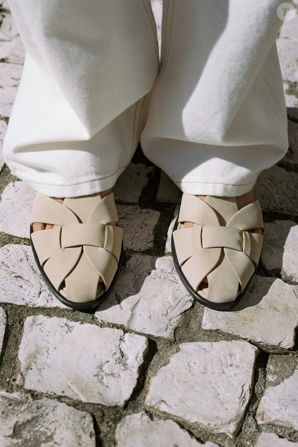 O marrom areia segue entre os tons mais sofisticados da temporada e esta sandália de tiras da Zara prova que o básico pode, sim, ser extremamente elegante.
