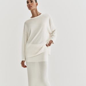 A saia reta de malha fina com transparência delicada mostra que o minimalismo segue em alta no inverno da Zara