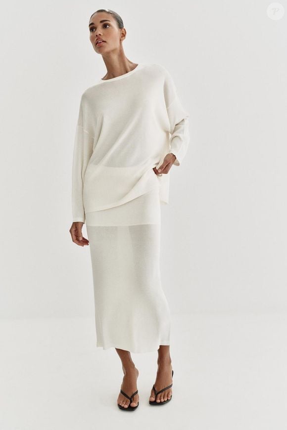 A saia reta de malha fina com transparência delicada mostra que o minimalismo segue em alta no inverno da Zara