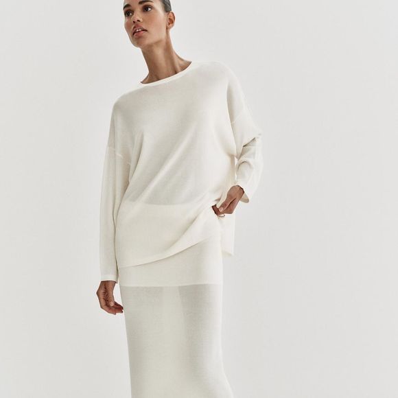 A saia reta de malha fina com transparência delicada mostra que o minimalismo segue em alta no inverno da Zara