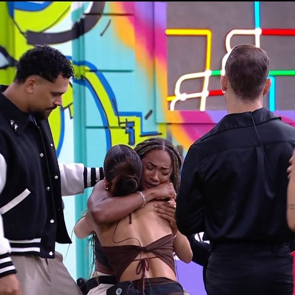 Aline ficou desolada com eliminação de Diogo e foi consolada por Vitória Strada no 'BBB 25'