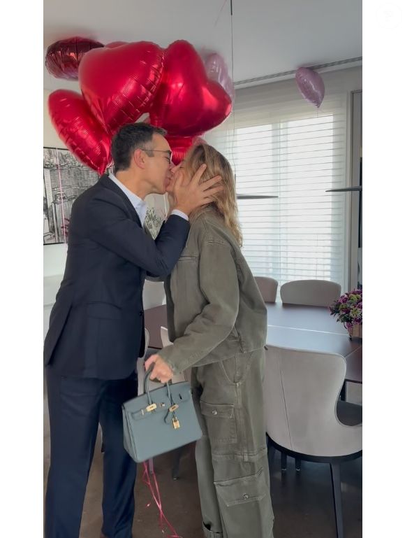 César Tralli e Ticiane Pinheiro se beijaram para comemorar o aniversário de 49 anos da apresentadora nesta segunda-feira, 16 de junho de 2025