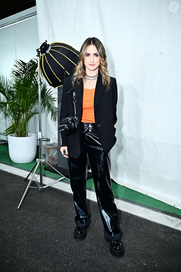 A jornalista Mari Palma optou por uma calça de couro sintetico, um blazer preto e uma blusa laranja por baixo. A sobreposição ficou maravilhosa!