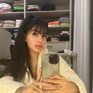 MC Mirella também já teve 'franjão' e surpreendeu com o visual