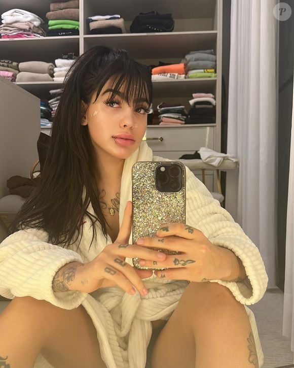 MC Mirella também já teve 'franjão' e surpreendeu com o visual