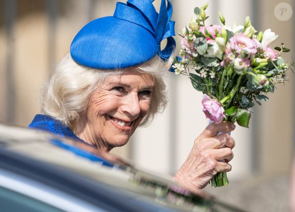 Mas Charles, Camilla e parte do elenco, incluindo o ator principal Edward Fox, saíram para jantar, durante o qual Camilla "deu um tapa na faca e no garfo" e "saiu do quarto e saiu furiosa".