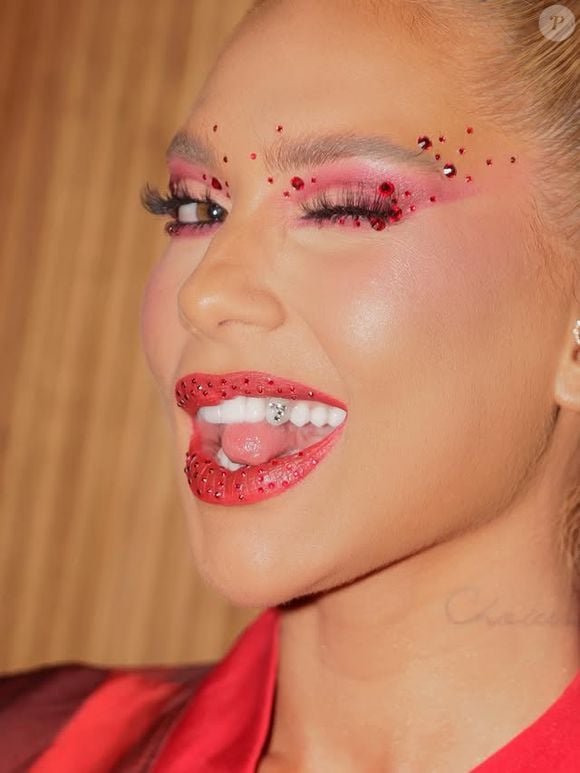 Virgínia desfilou usando um 7 no dente, em homenagem ao namorado, Vini Jr.