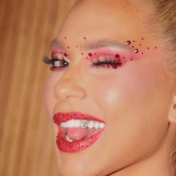 Virgínia desfilou usando um 7 no dente, em homenagem ao namorado, Vini Jr.