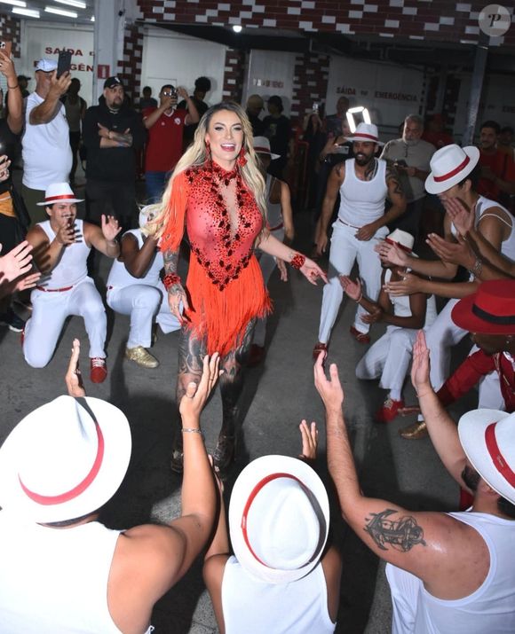 Andressa Urach celebra recepção da comunidade no primeiro ensaio: ‘Fui recebida com um carinho enorme’