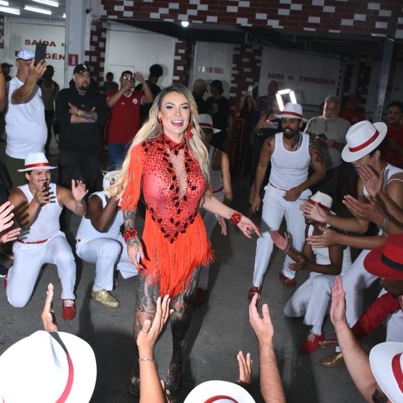 Andressa Urach celebra recepção da comunidade no primeiro ensaio: ‘Fui recebida com um carinho enorme’