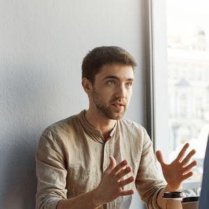 O olho no olho também é uma excelente demonstração de empatia. Confirma que você considera muito importante o que aquela pessoa está te dizendo e que busca compreendê-la