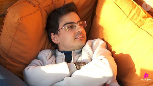 Dudu Camargo está no Top 5 favoritos do público em A Fazenda 17, de acordo com a enquete UOL