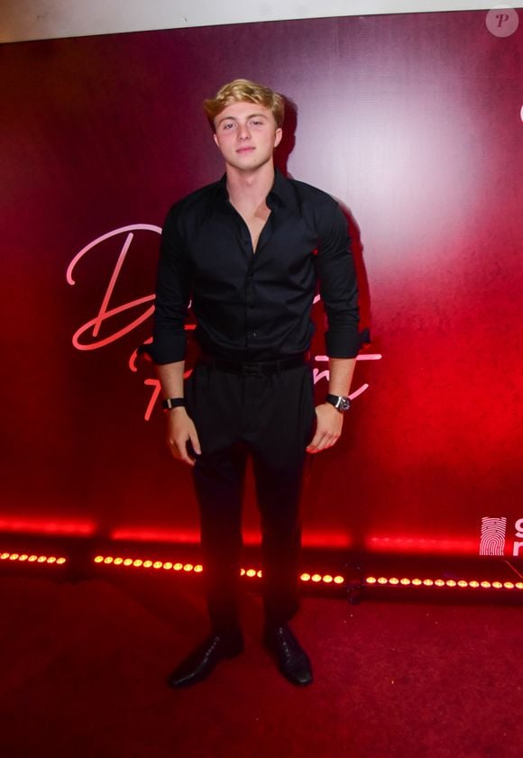 Filho de Angélica e Luciano Huck é apontado como affair de Duda Rubert, mas famosa da web afastou qualquer relação mais íntima com o estudante: 'É apenas amizade e não existe affair ou nada do tipo. Ele é meu amigo também. A gente é só amigo!'