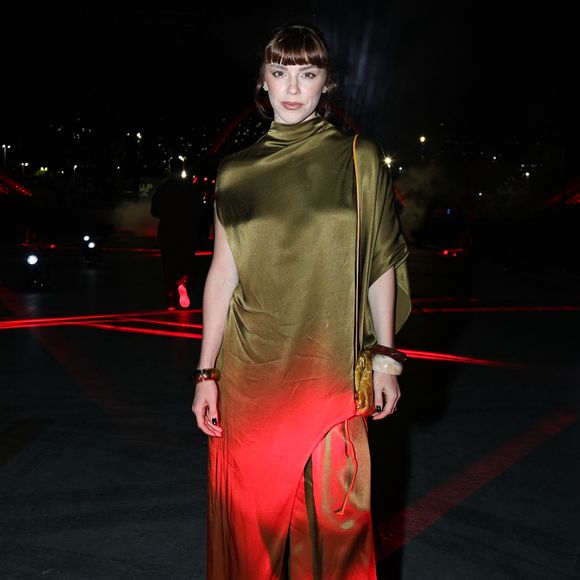 Alice Wegmann apostou em vestido bicolor para festa