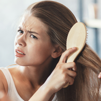 'Escovar várias vezes ao dia não fortalece o fio': hairstylist faz alerta e explica como desembaraçar o cabelo e evitar quebra, frizz e danos invisíveis aos fios na rotina diária