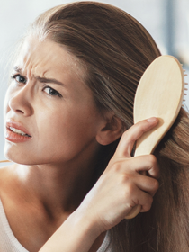 'Escovar várias vezes ao dia não fortalece o fio': hairstylist faz alerta e explica como desembaraçar o cabelo e evitar quebra, frizz e danos invisíveis aos fios na rotina diária