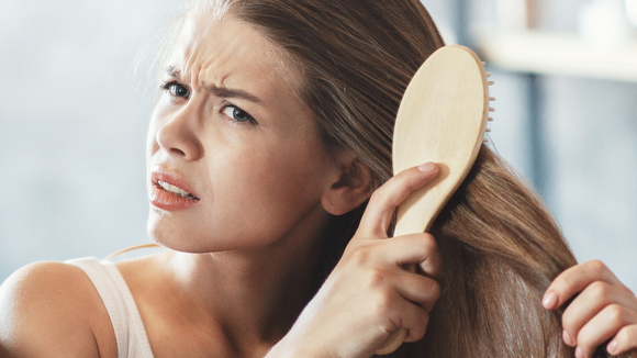 'Escovar várias vezes ao dia não fortalece o fio': hairstylist faz alerta e explica como desembaraçar o cabelo e evitar quebra, frizz e danos invisíveis aos fios na rotina diária