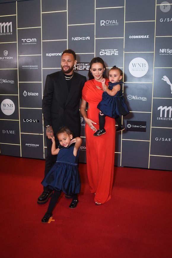 Bruna Biancardi e Neymar posam com as filhas em evento beneficente