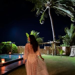 Avaliado em R$ 53.604, o vestido escolhido por Bruna Marquezine para o Réveillon traduz a estética boho-chic com uma combinação de fluidez, delicadeza e transparência