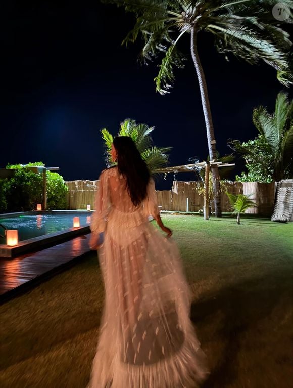 Avaliado em R$ 53.604, o vestido escolhido por Bruna Marquezine para o Réveillon traduz a estética boho-chic com uma combinação de fluidez, delicadeza e transparência