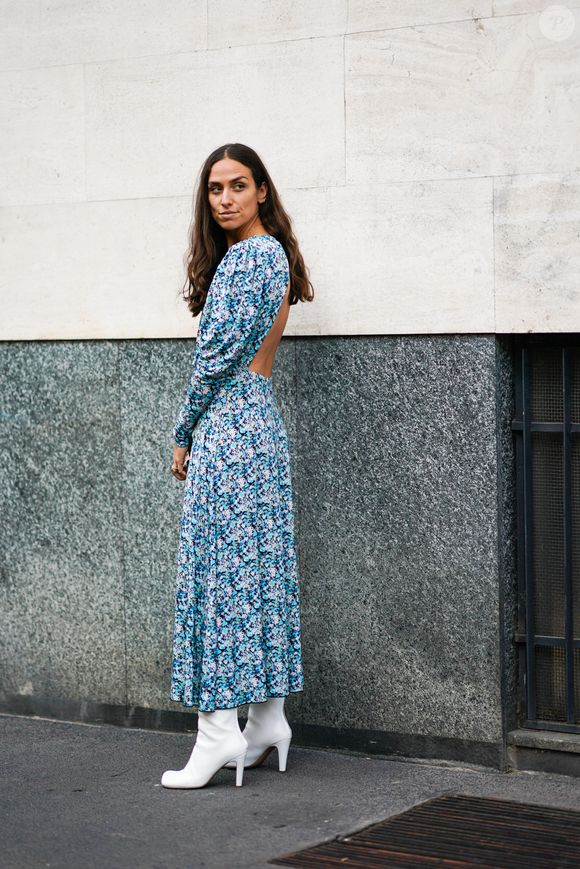 Vestido floral em azul: com as costas de fora, essa é uma boa opção para festas na Primavera