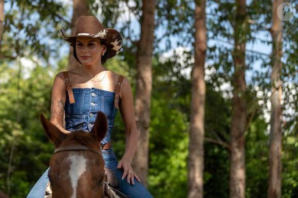 O jeans aparece em diferentes elementos do armário de Ana Castela