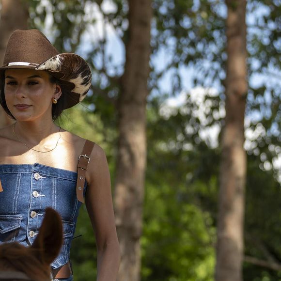 O jeans aparece em diferentes elementos do armário de Ana Castela