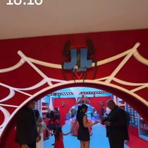 A entrada da festa de José Leonardo recebeu um grande pórtico em arco com uma teia de aranha branca em relevo e o monograma "JL 2 Anos"