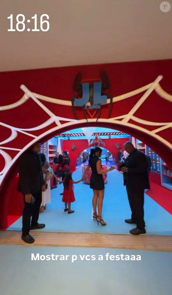A entrada da festa de José Leonardo recebeu um grande pórtico em arco com uma teia de aranha branca em relevo e o monograma "JL 2 Anos"