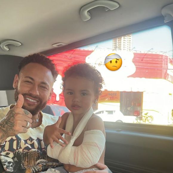 Neymar mostrou Mavie com o braço engessado e contou que a filha precisou ir ao hospital após um acidente