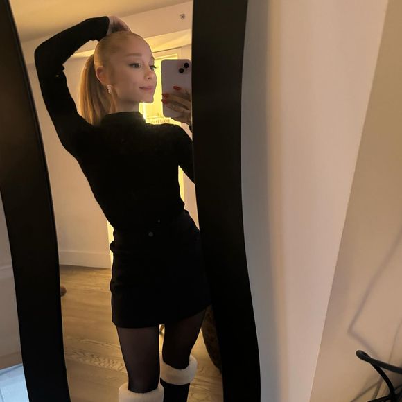 Fãs especulavam que Ariana Grande usava laces devido ao seu rabo de cavalo