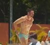 Logo no primeiro episódio, Cauã Reymond causou na web ao mostrar seu corpo definido e um volumão na sunga