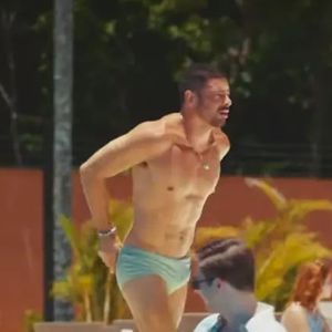 Logo no primeiro episódio, Cauã Reymond causou na web ao mostrar seu corpo definido e um volumão na sunga