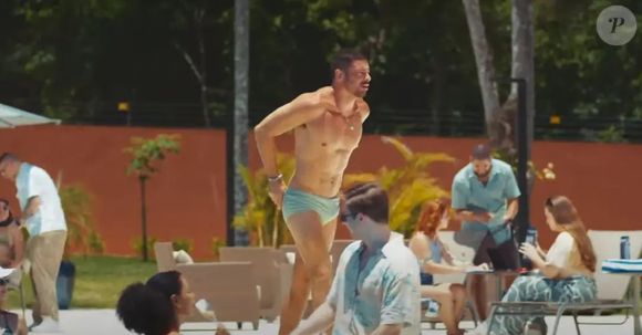 Logo no primeiro episódio, Cauã Reymond causou na web ao mostrar seu corpo definido e um volumão na sunga