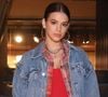 Bruna Marquezine ousou na sobreposição ao usar uma jaqueta jeans por cima de uma blusa xadrez. Ela também investiu em um shortinho jeans com bota