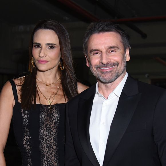 Fernanda apostou em renda justa com recortes sensuais, enquanto Murilo escolheu terno preto clássico