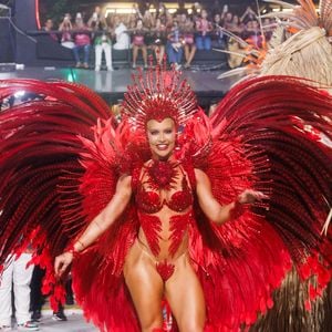 Virgínia chegou à Sapucaí com costeiro gigantesco como Rainha da Grande Rio