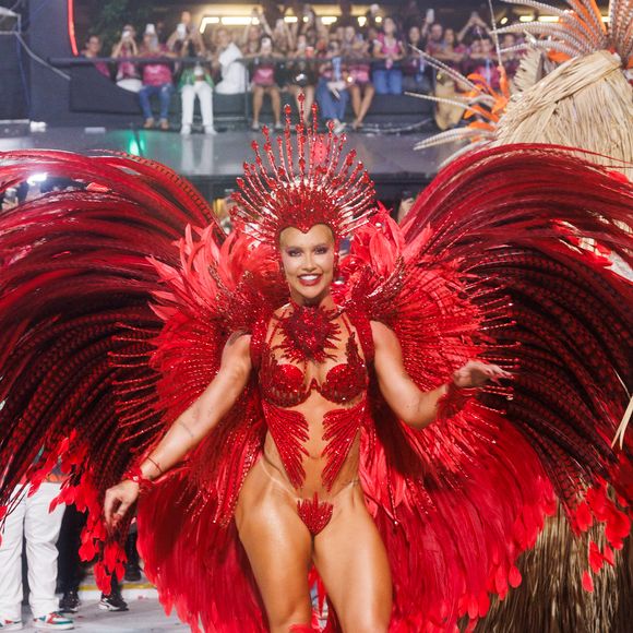 Virgínia chegou à Sapucaí com costeiro gigantesco como Rainha da Grande Rio