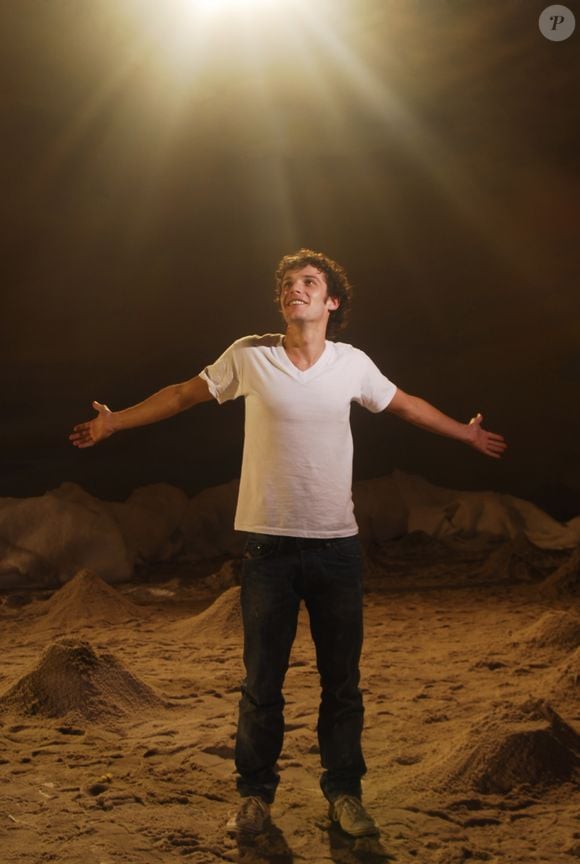 Na novela 'Escrito nas Estrelas' (2010), o espírito de Daniel permanece ligado à família e acompanha os acontecimentos mesmo estando em outro plano.