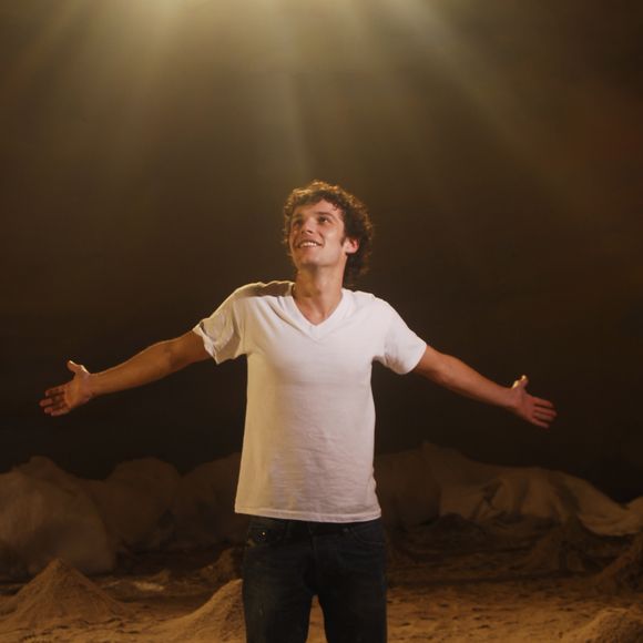 Na novela 'Escrito nas Estrelas' (2010), o espírito de Daniel permanece ligado à família e acompanha os acontecimentos mesmo estando em outro plano.