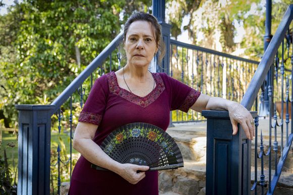 Cunegundes (Elizabeth Savala) e sua família tentam vender o sítio.