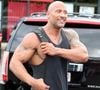 O café da manhã de Dwayne Johnson chama atenção pelo alto valor nutricional. Em entrevista à Interview Magazine,em 2014, o ator contou que costuma consumir cerca de 200 gramas de filé mignon, dois ovos, aveia, muffins ingleses e mirtilos, refeição pensada para sustentar sua rotina intensa de exercícios