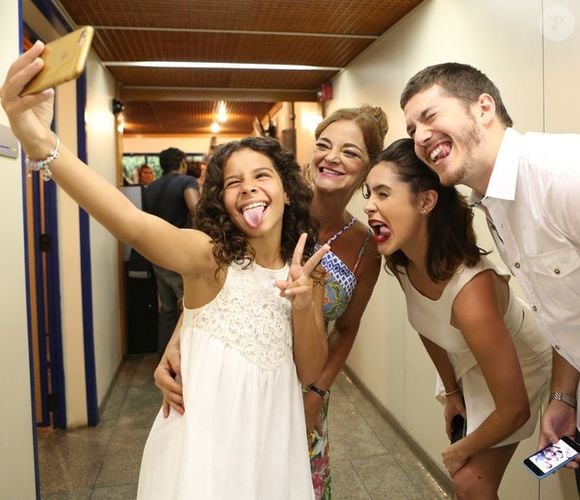 Bastidores do elenco no final da novela 'Além do Tempo'